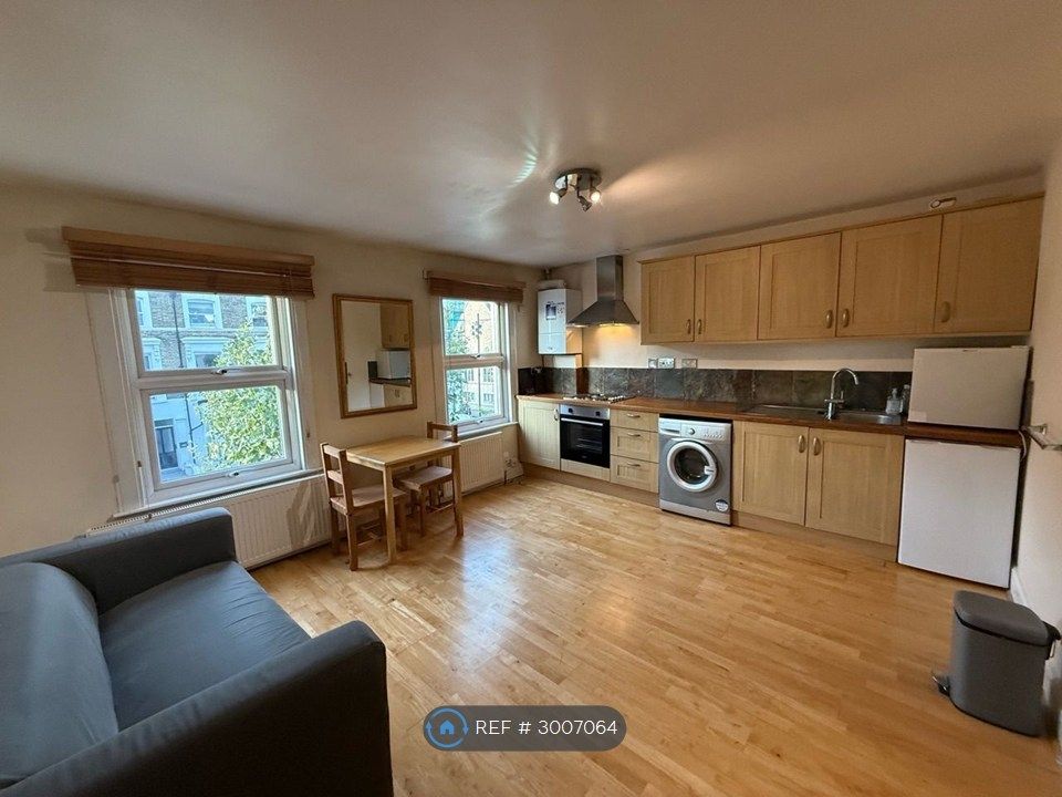 Property photo 1 of 7 Living Room/ Kitchen