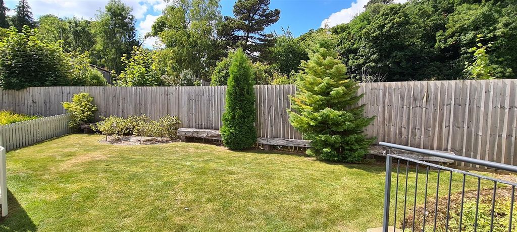 Property photo 3 of 18 Communal Gardens