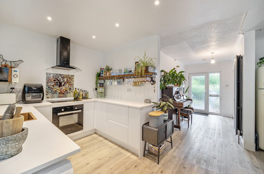 Property photo 3 of 23 1354934-11-68Cbfc...