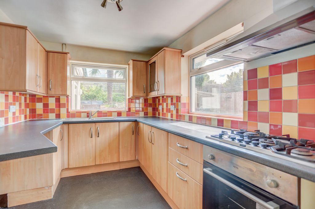 Property photo 3 of 19 Kitchen3