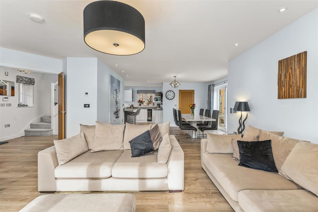 Property photo 3 of 27 3 Wood View, Banbury-9.Jpg