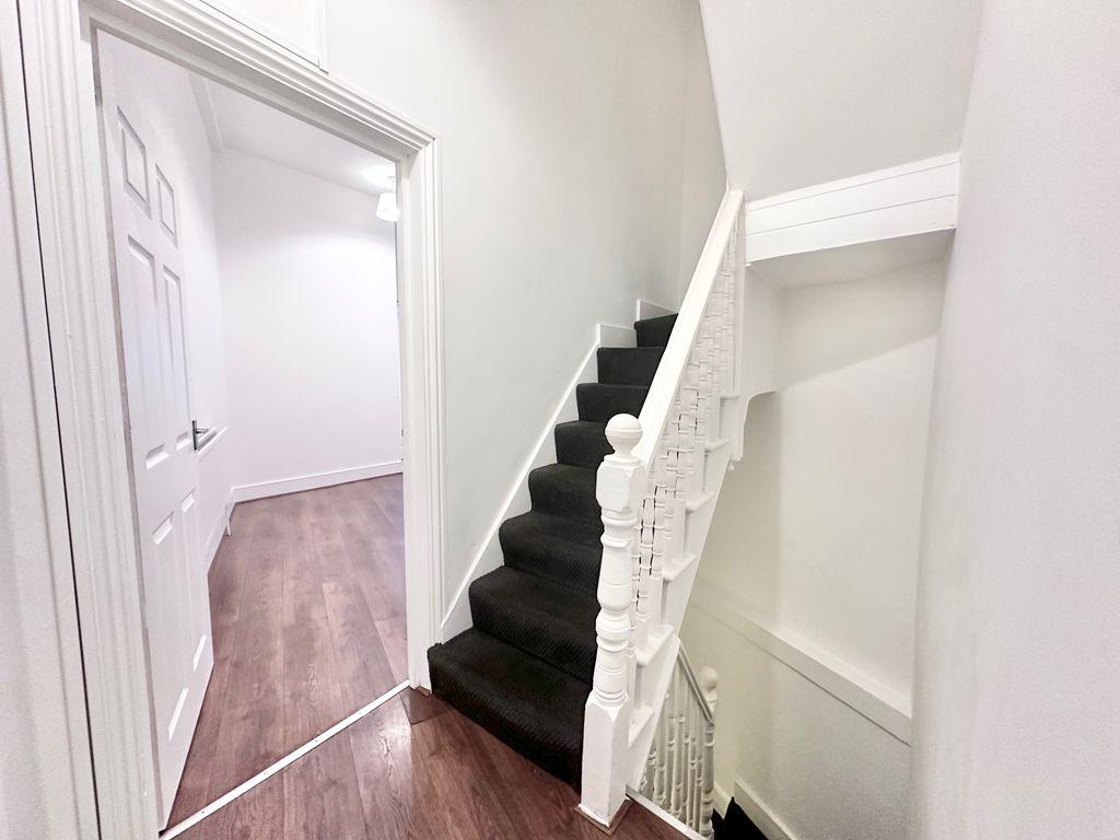 Property photo 3 of 15 Landing