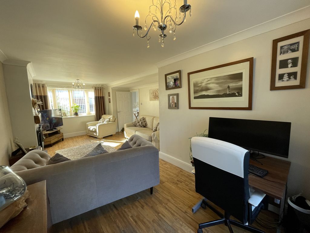 Property photo 3 of 18 Lounge (2)