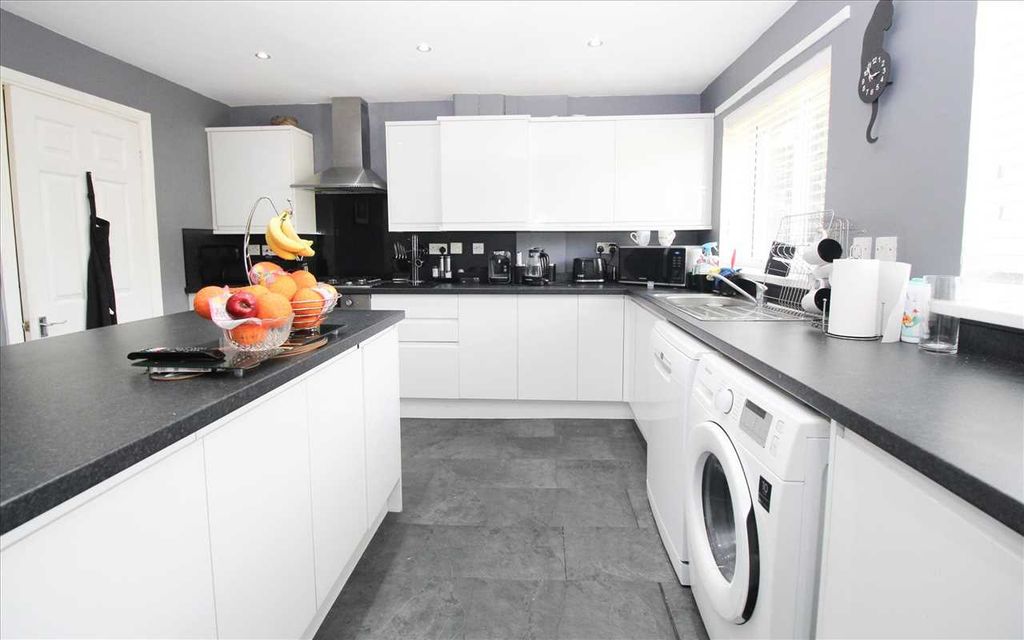 Property photo 2 of 17 Feature Photo