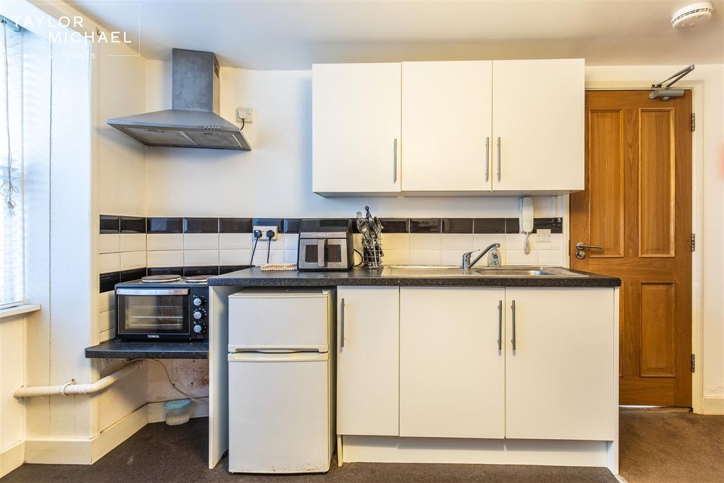 Property photo 3 of 7 Kitchen