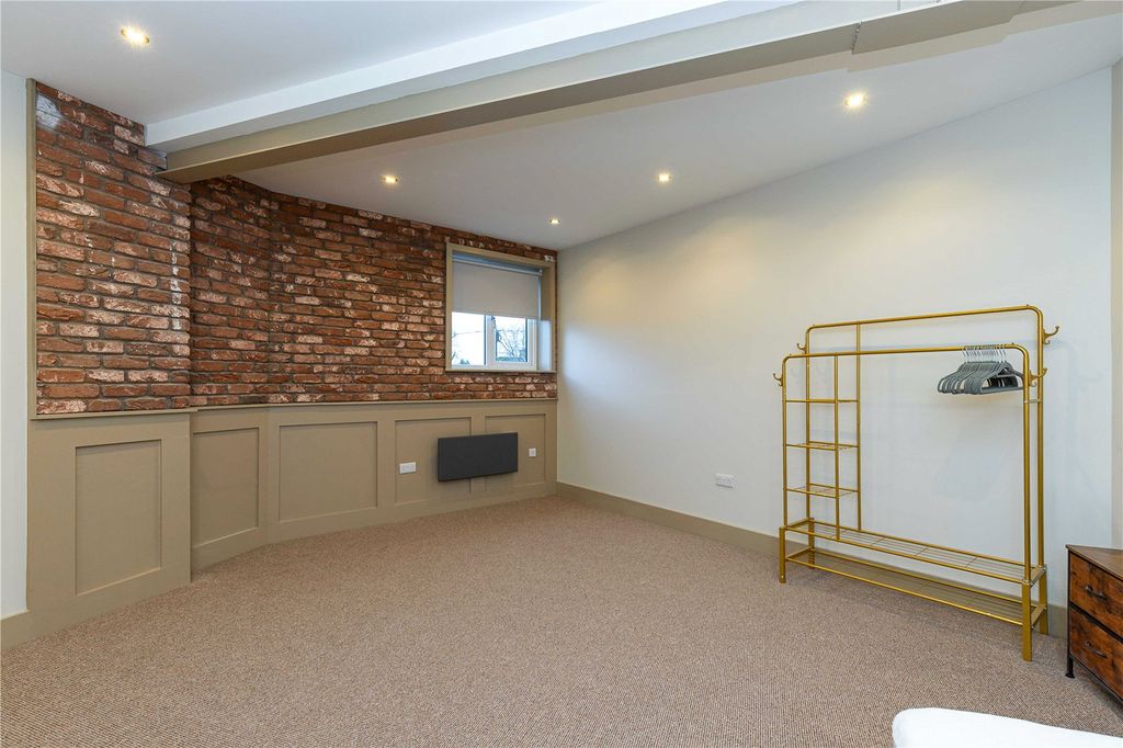 Property photo 2 of 13 Room 5