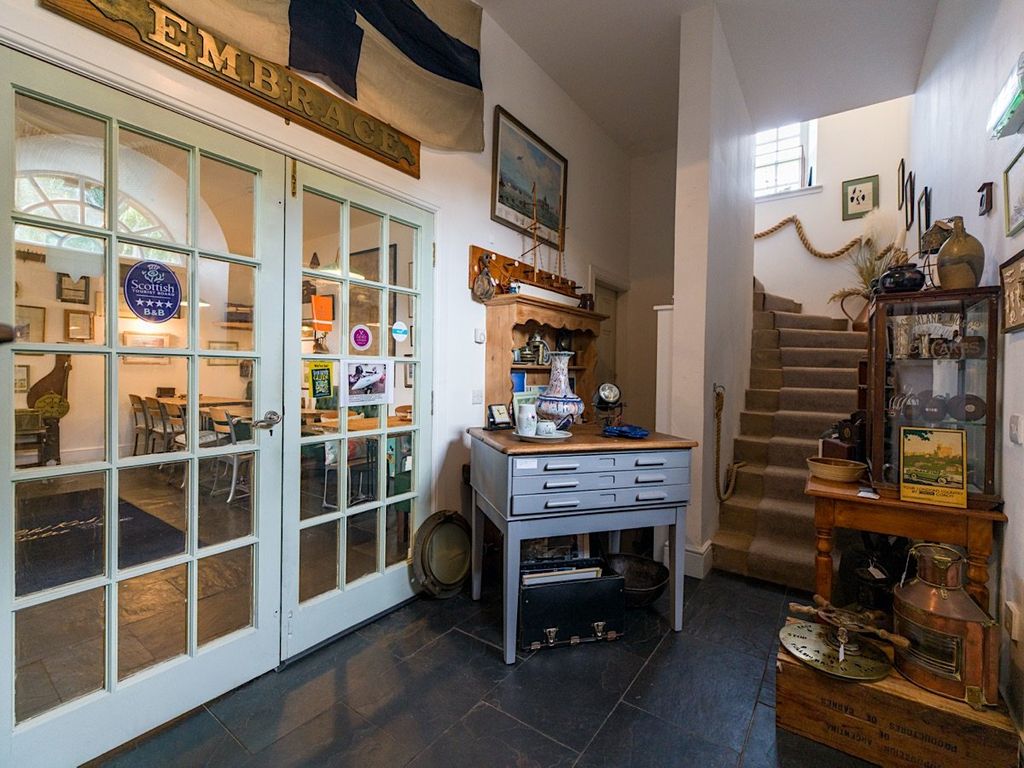 Property photo 2 of 13 Vestibule