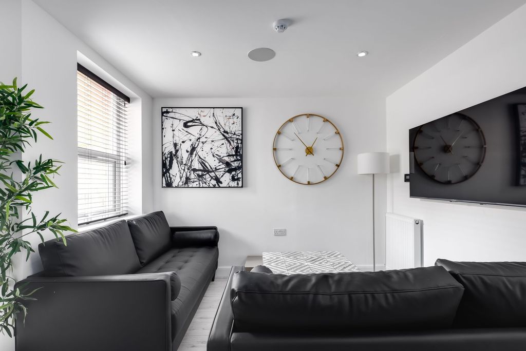 Property photo 1 of 3 Modern And Stylish Living Room Featuring Sleek Bla...
