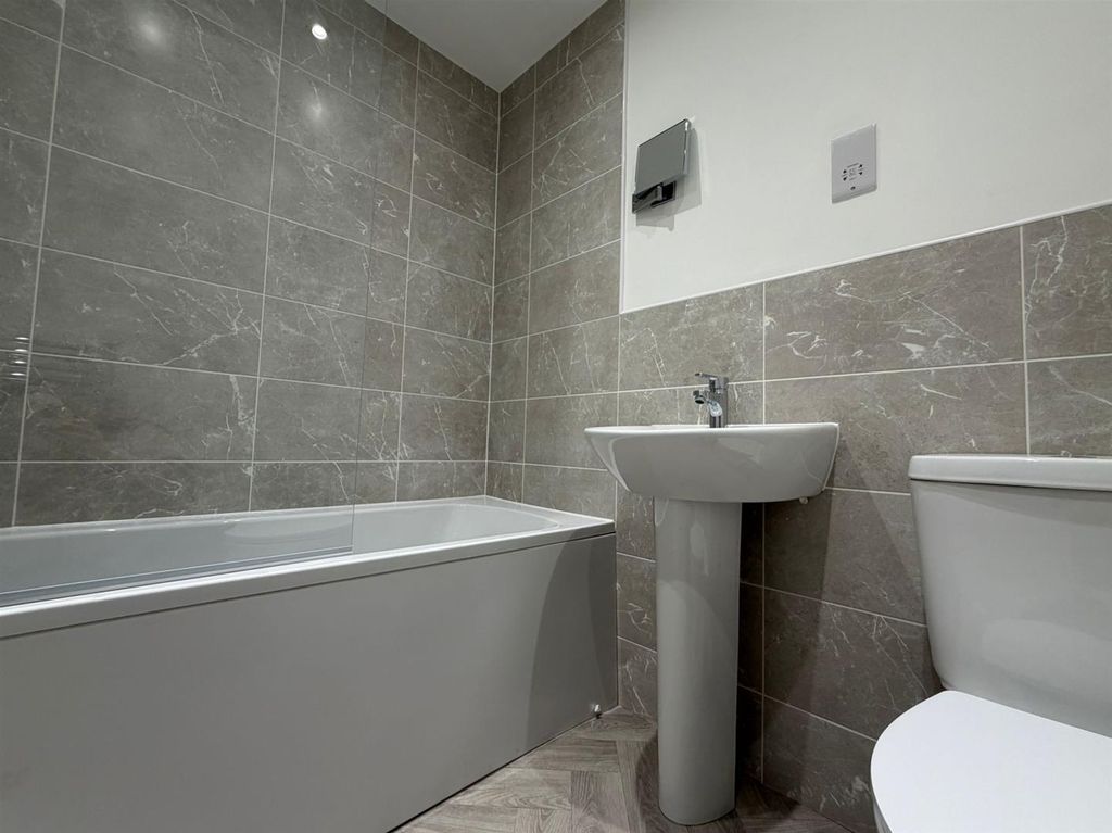 Property photo 2 of 16 Bathroom.Jpeg