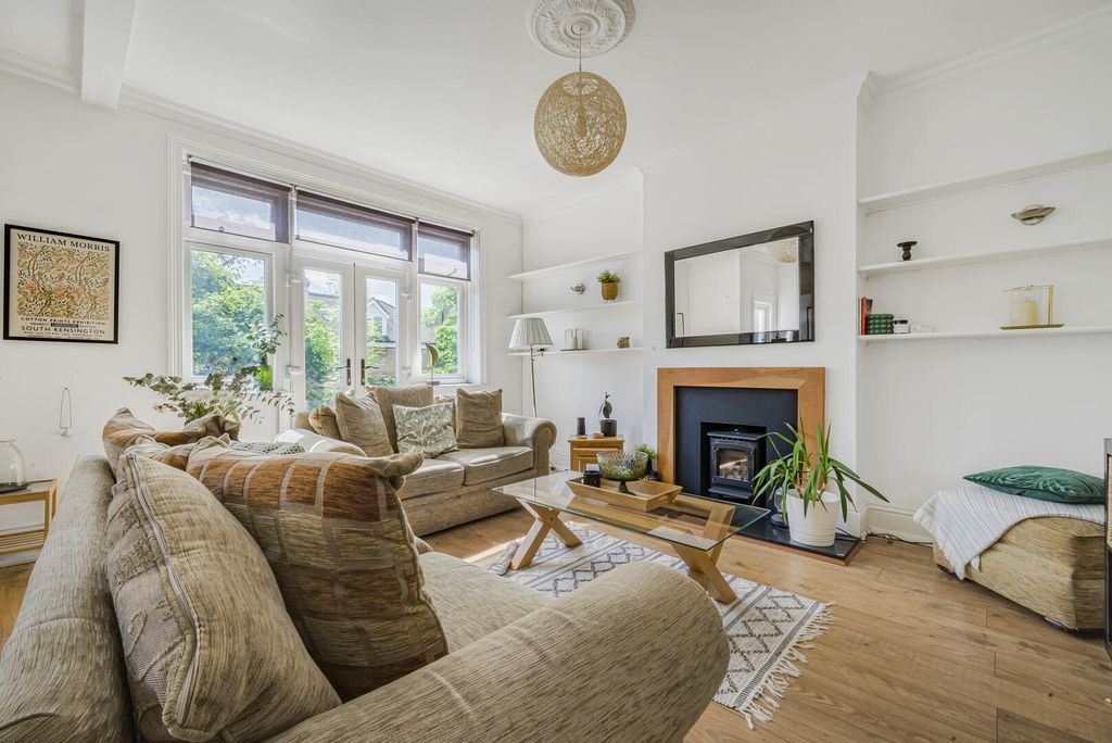 Property photo 1 of 17 Living Room