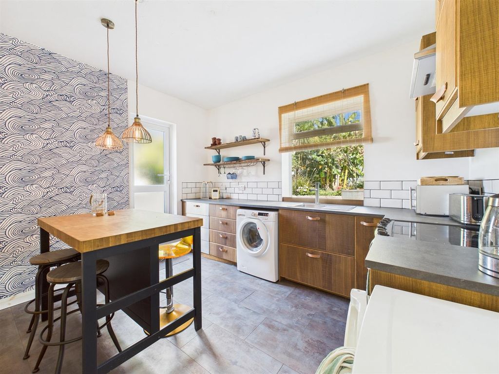 Property photo 2 of 11 Kitchen