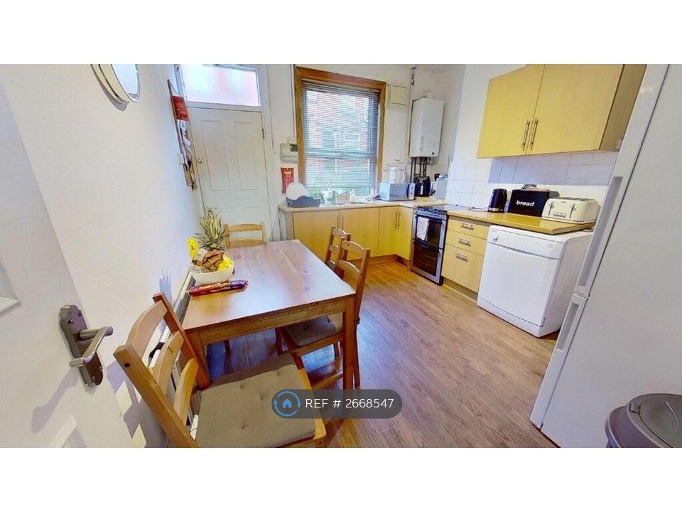 Property photo 2 of 9 Kitchen