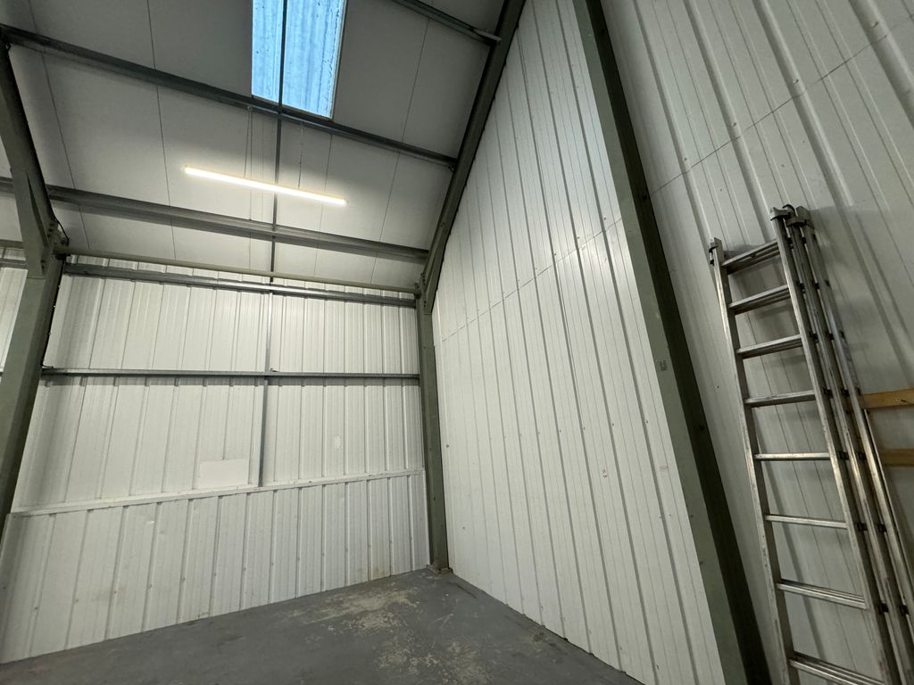 Property photo 3 of 8 Photo 03