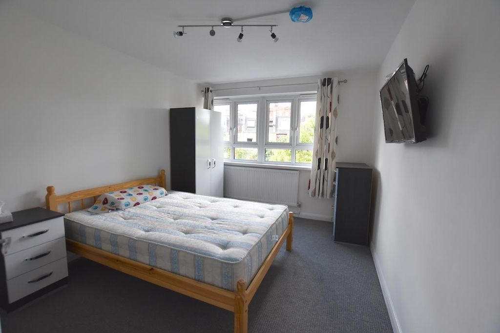 Property photo 3 of 6 Bedroom