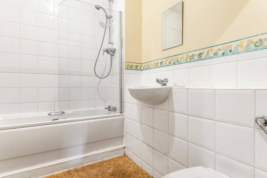 Property photo 2 of 10 Bathroom