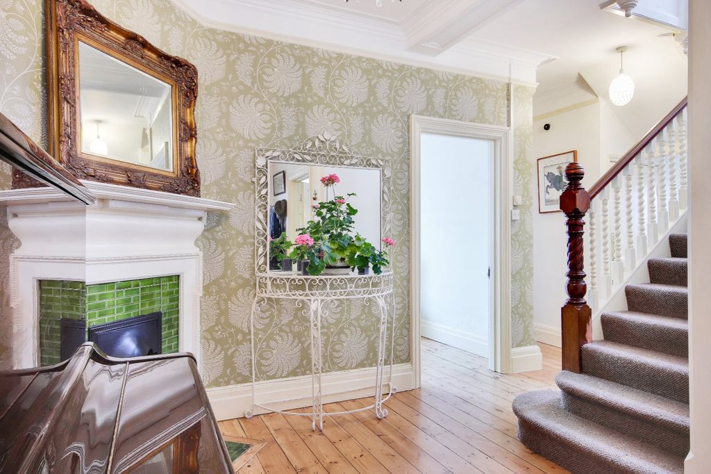 Property photo 3 of 23 Entrance Hall
