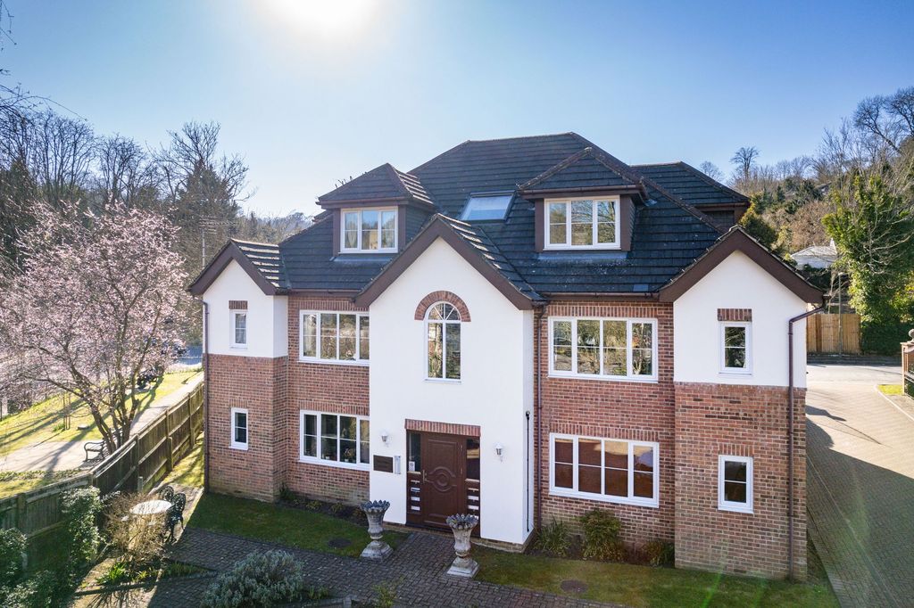 Property photo 1 of 8