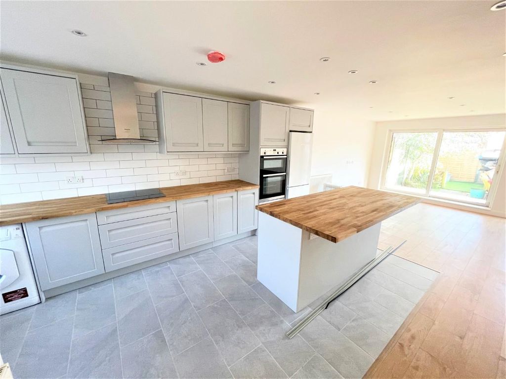 Property photo 3 of 10 Kitchen.Jpg