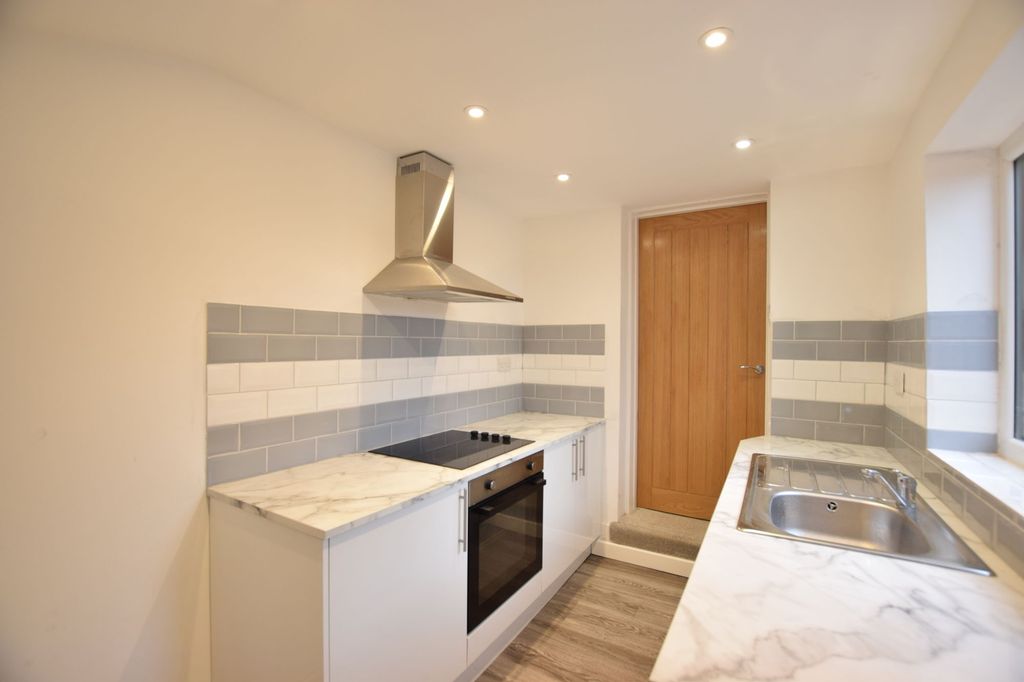 Property photo 2 of 8 Kitchen