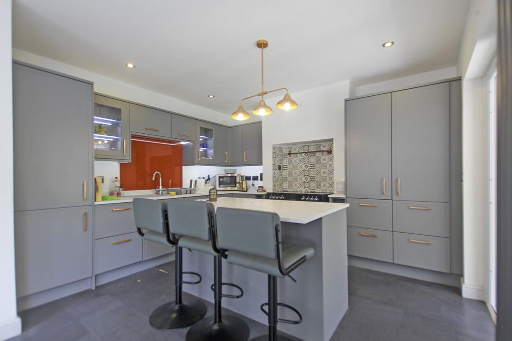 Property photo 3 of 12 Kitchen