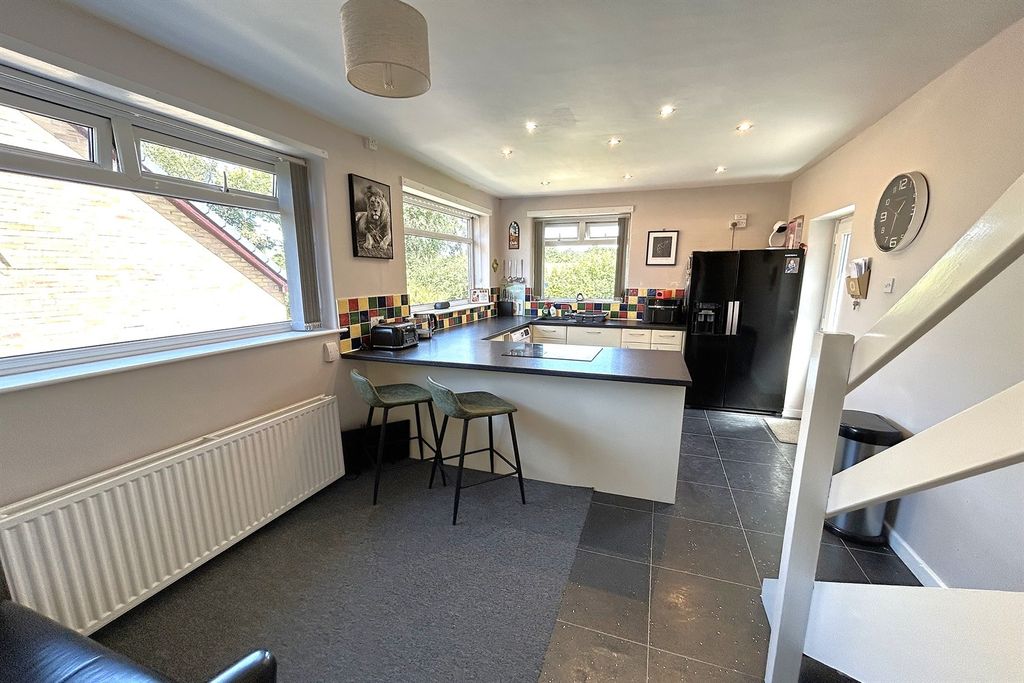 Property photo 3 of 10 Dining Kitchen