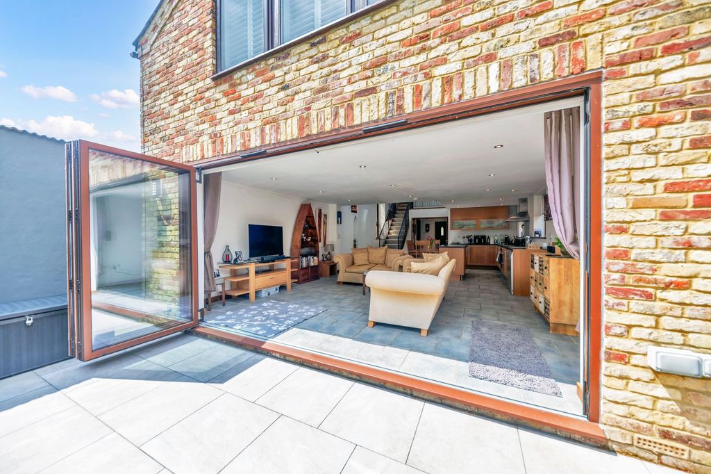 Property photo 2 of 18