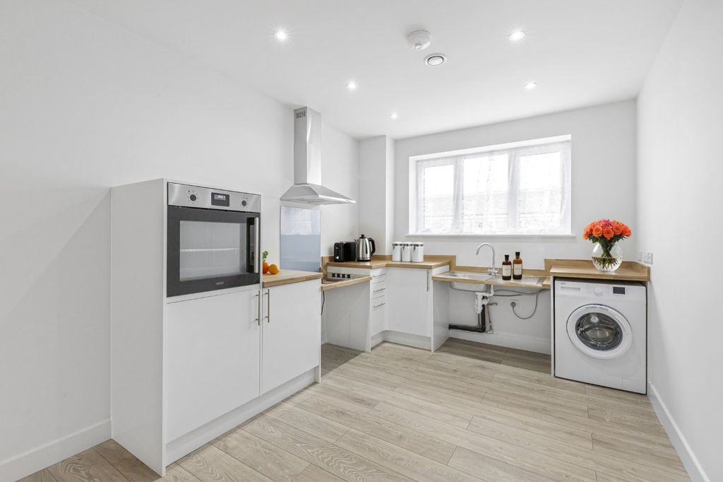 Property photo 3 of 8 Picture No. 12