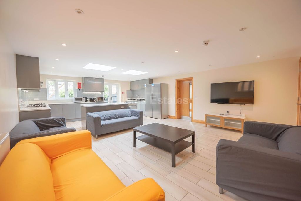 Property photo 2 of 31