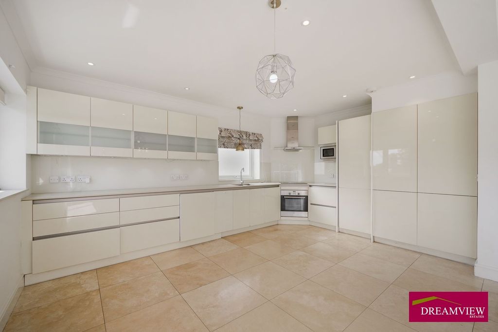 Property photo 2 of 11 Flat 2, 8 The Vale - Ltzgykv10Iruc81Vu7Od