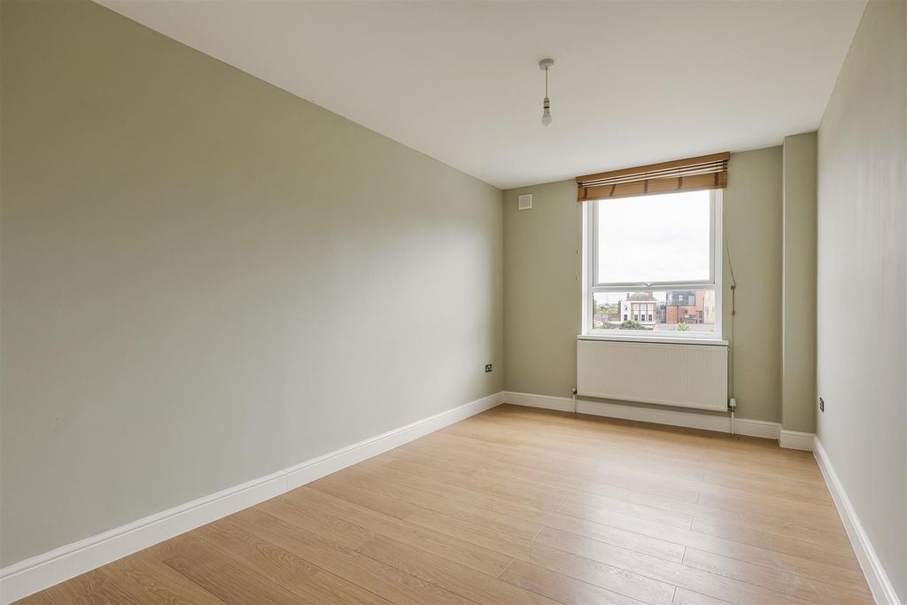 Property photo 2 of 12 Eastwood Close, E18