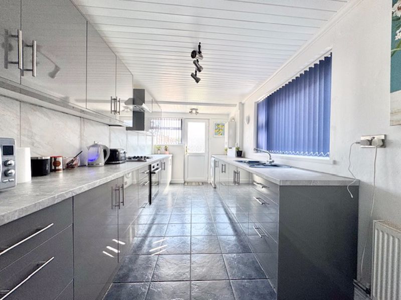 Property photo 3 of 18 Kitchen
