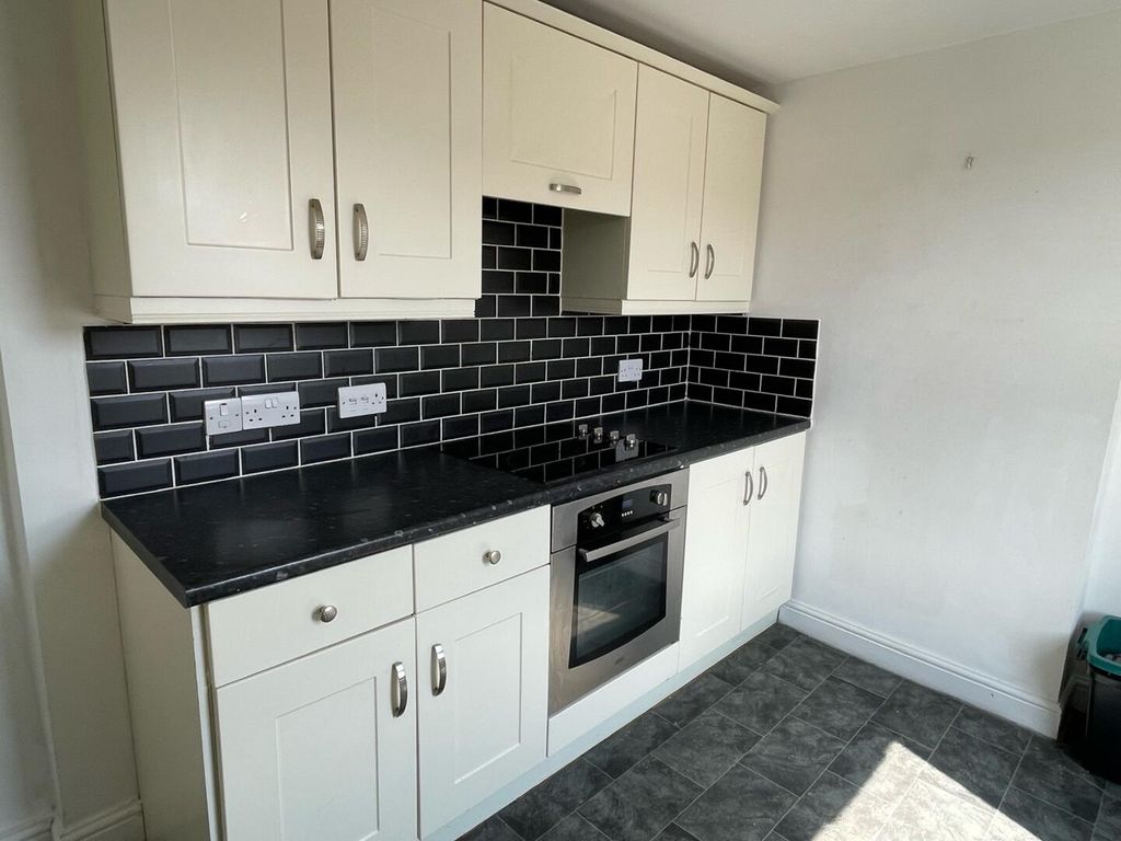 Property photo 3 of 12 Kitchen
