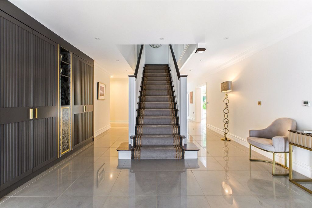 Property photo 3 of 30 Entrance Hall