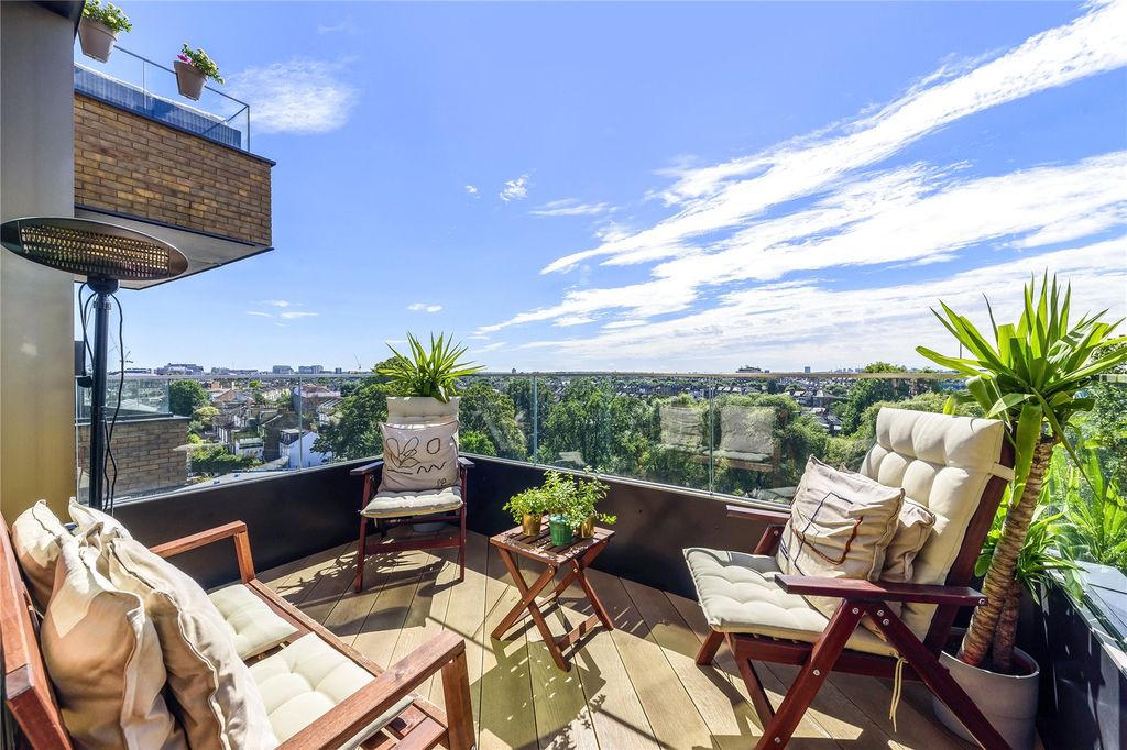 Property photo 2 of 7 Balcony