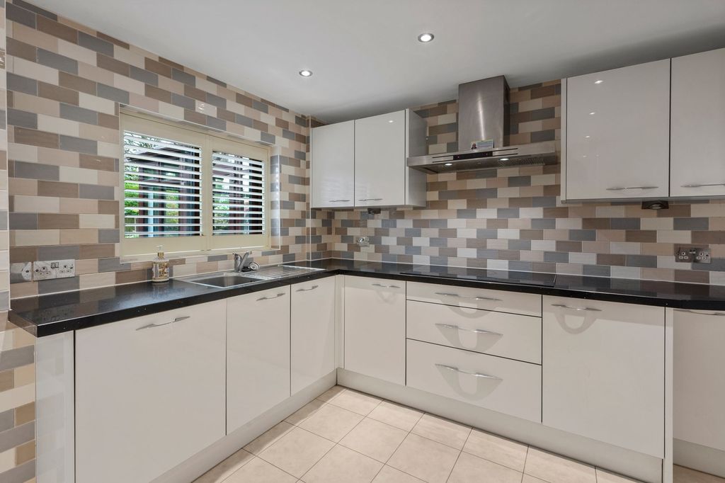 Property photo 3 of 36