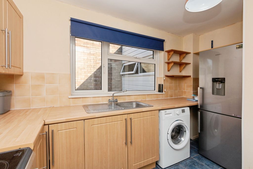 Property photo 3 of 8 Kitchen
