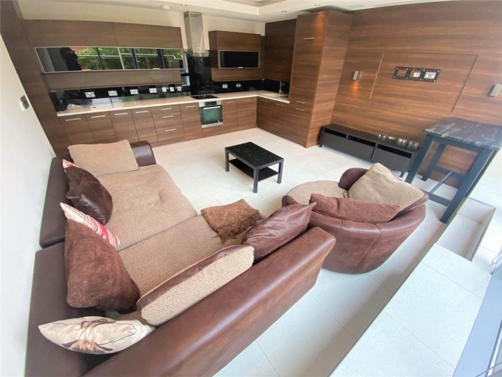 Property photo 2 of 12 Loung