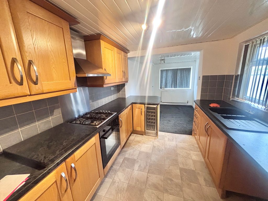 Property photo 3 of 10 Kitchen