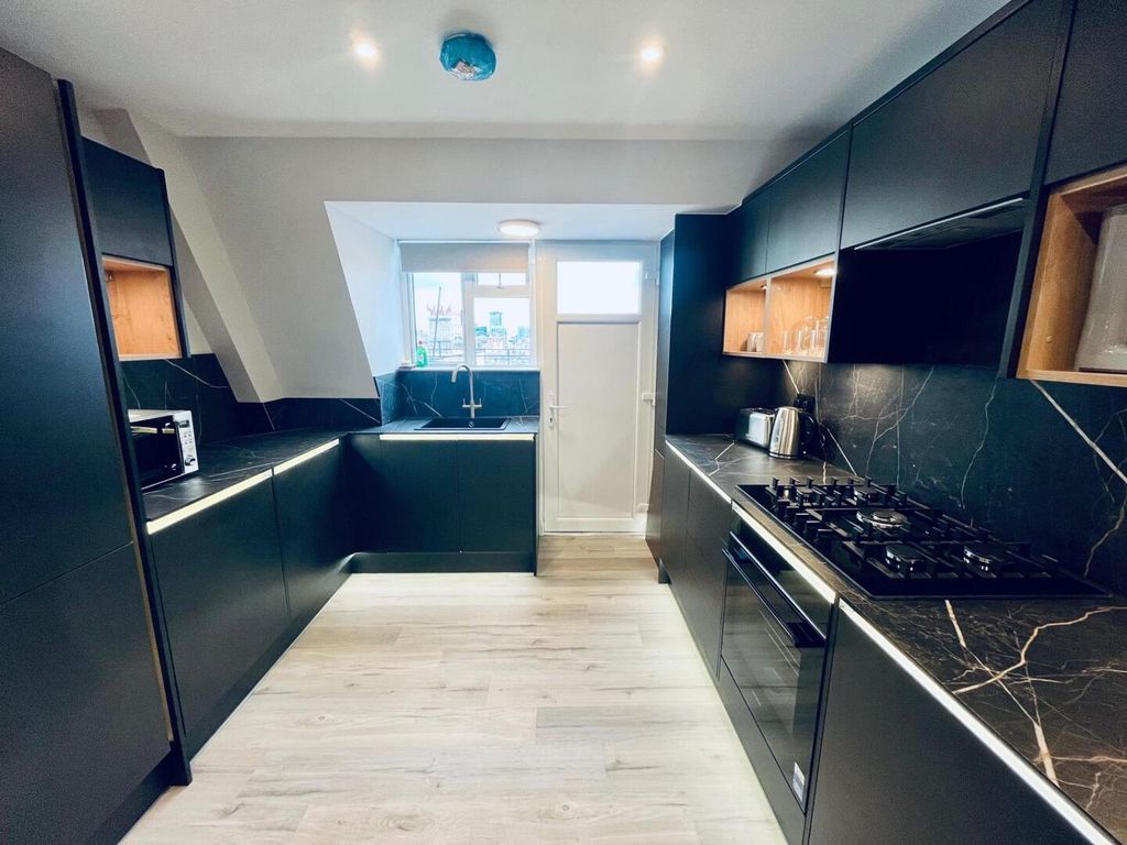 Property photo 3 of 10 Kitchen