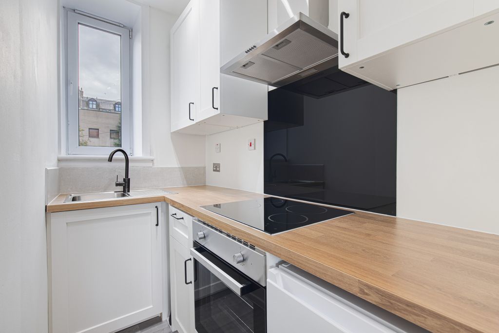 Property photo 1 of 9 Kitchen