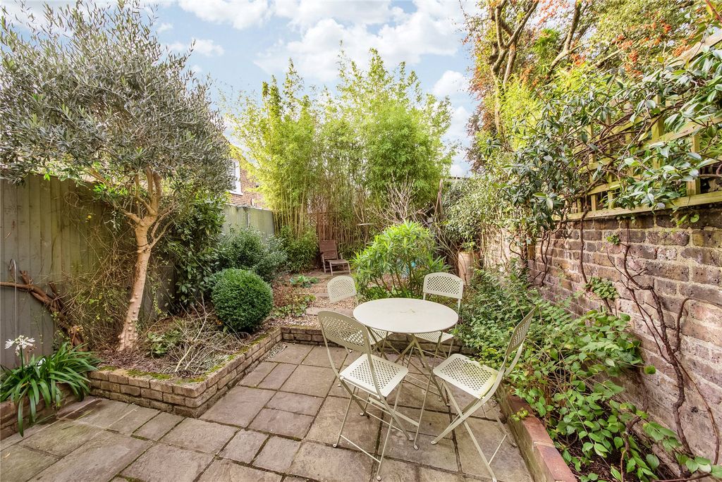 Property photo 3 of 12 Garden