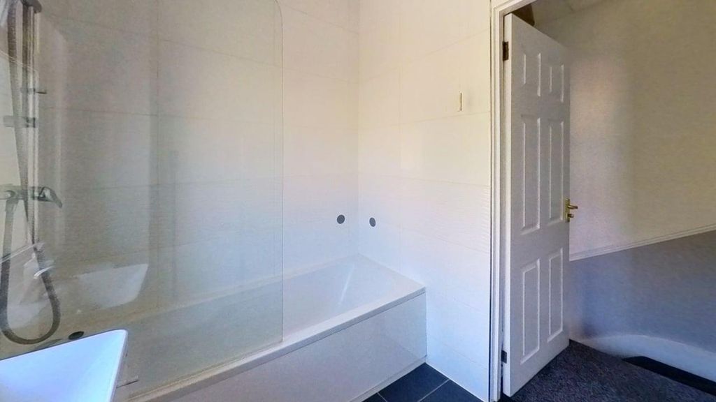 Property photo 1 of 6 125A-Twyford-Avenue-Bathroom.Jpg