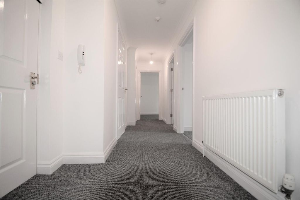 Property photo 2 of 7 Hallway