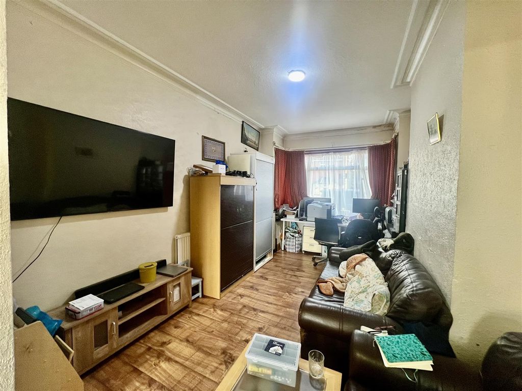 Property photo 2 of 12 Through Lounge