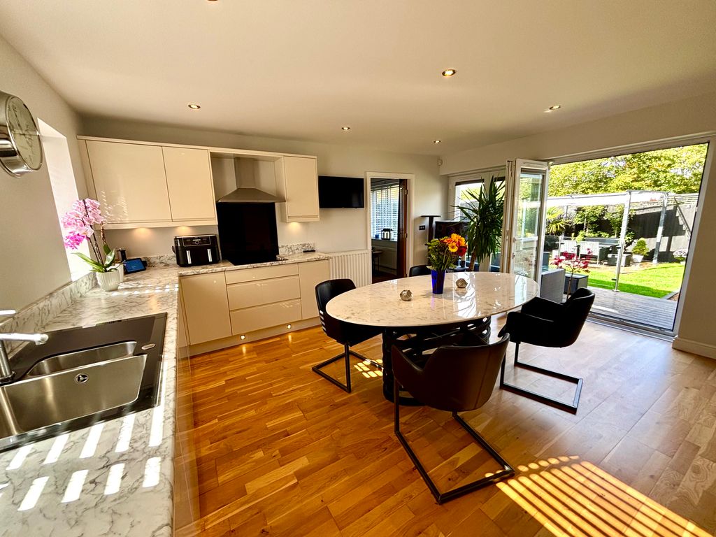 Property photo 2 of 17 Dining Kitchen