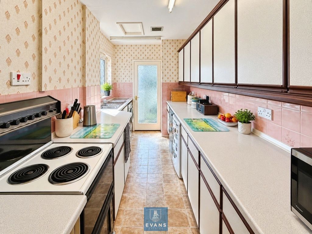 Property photo 3 of 11 Kitchen