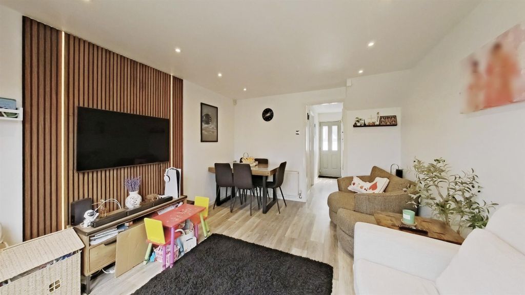 Property photo 3 of 9 Reception