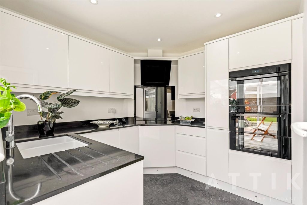 Property photo 3 of 46 Longmeadow_029.Jpg