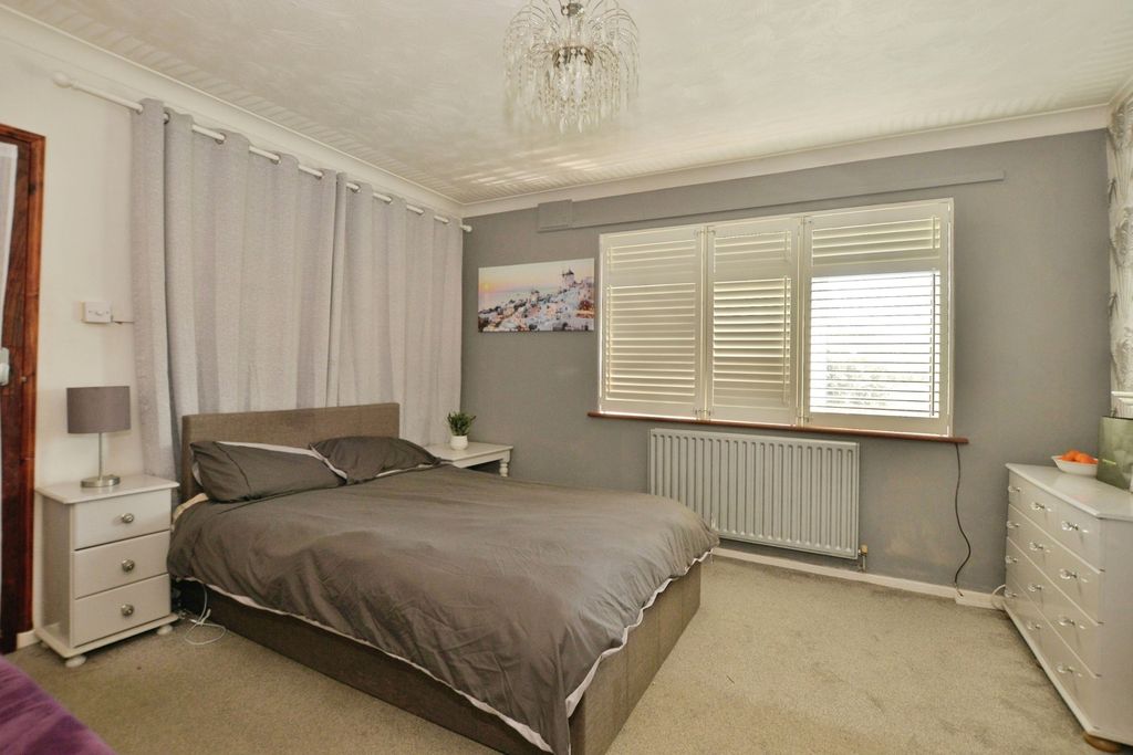 Property photo 2 of 17 Bedroom