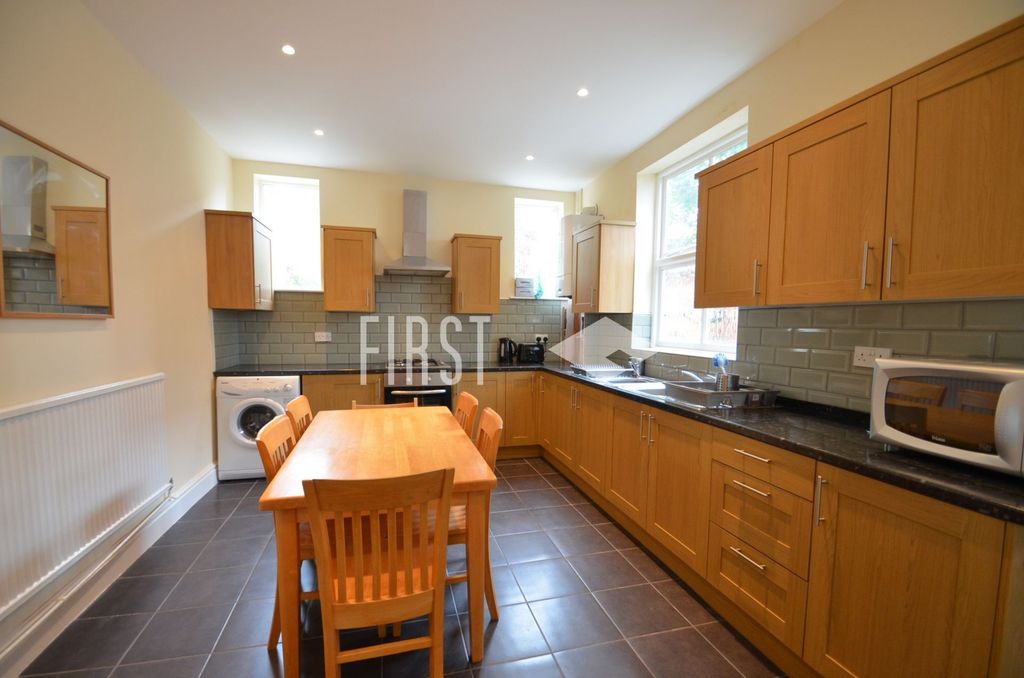 Property photo 3 of 12 Kitchen